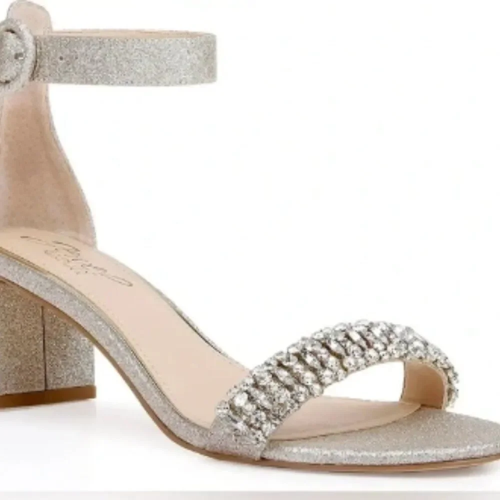 Jewel Badgley Mischka step out